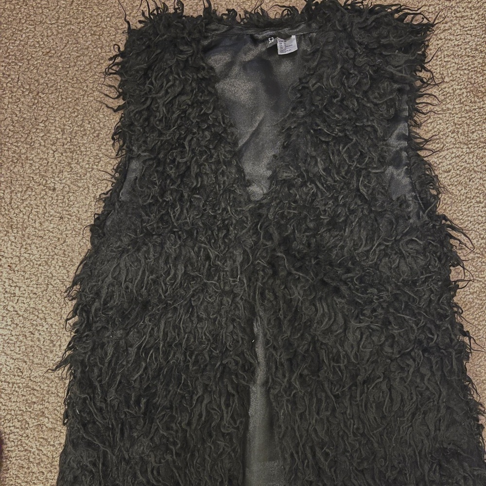 h&m black faux fur vest